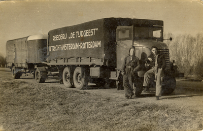 879477 Afbeelding van een stilstaande vrachtwagencombinatie van Rederij De Tijdgeest (v.h. H.F.L. Reimus, Nieuwe Kade ...